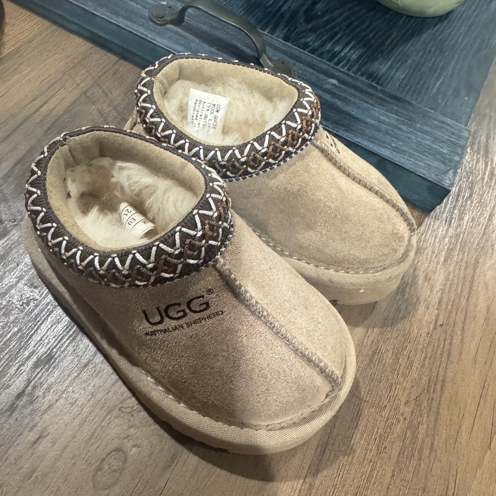 Ugg Slippers, Toddler 4/5, Sand